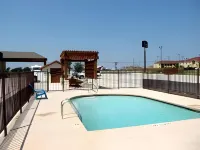 Pearsall Inn and Suites