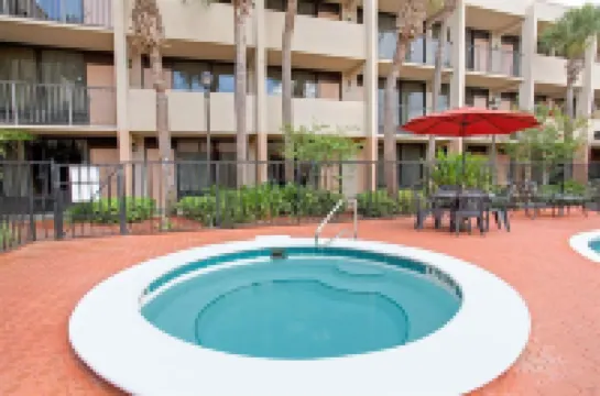 Days Inn & Suites by Wyndham Orlando Airport