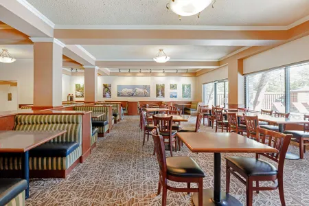 Best Western Plus Barclay Hotel Отели рядом с достопримечательностью «Парк штата Фоссли»