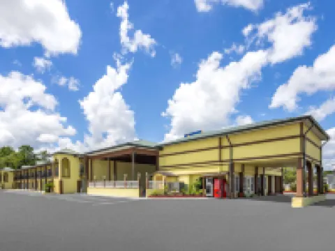 デイズ イン バイ ウィンダム ウェイクロス ウェークロスのホテル