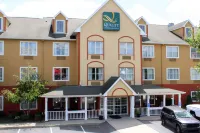 Quality Inn & Suites Cincinnati Sharonville - parking