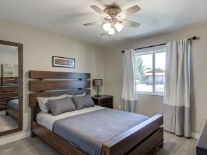 Tempe Remodel w Sparkling Pool and Game Room