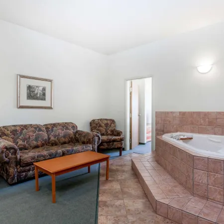 Super 8 by Wyndham Dauphin