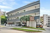 Royal Palace Westwood Hotel Отели в г. Вествуд