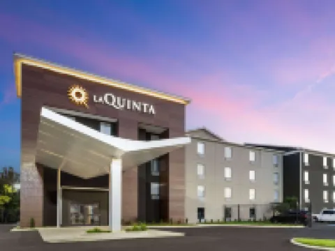 La Quinta Inn & Suites by Wyndham Memphis I-240 メンフィスのホテル