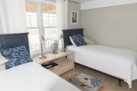 Family Friendly Home on Cobbs Pond and 100 yards from Cape Cod Bay in Brewster!