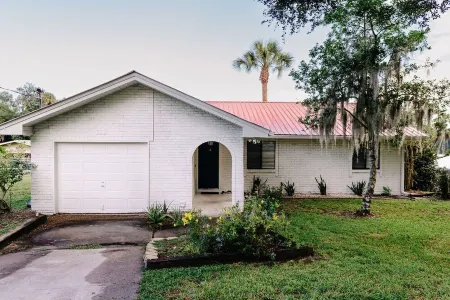 Riverfront Cottage Retreat with 2 Docks + Scenic Views on the St. John’s River!