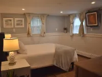 Anchors Away Inn 2 Br Apt 1 min walk to the Beach King & Queen Hotels in Hull