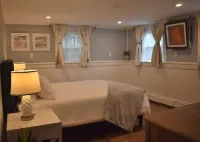 Anchors Away Inn 2 Br Apt 1 min walk to the Beach King & Queen