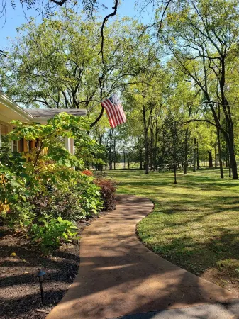 Lake, Caverns, Sewanee, & Jack Daniel’s All Nearby! Boat, RV, Camping, Barn Отели рядом с достопримечательностью «Walls of Jericho»