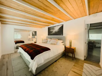 Beautifully Remodeled Crestline Cabin near Creek and Lake Hotels near Nocturnal Wonderland