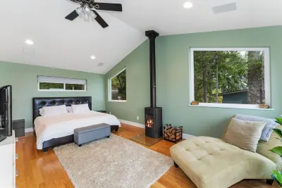 Hood Canal Modern Waterfront Getaway 디아먼드 산 주변 호텔