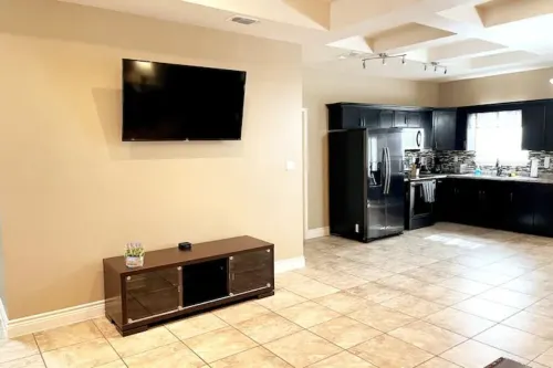 Gated Parking/4 Bedroom-5 bed -2bath Entire Home