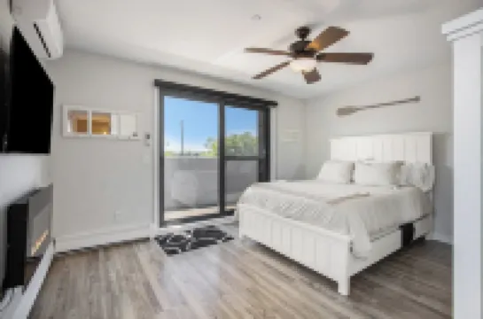 The Urban Coastal : Downtown Saugatuck - Cozy Condo with Lakeside Views