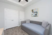 La Querencia on Zinnia w/ Fast Wifi & dedicated work space - Pet Friendly!