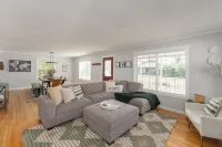 Stylish Escape - Chic & Cozy with Relaxing Backyard