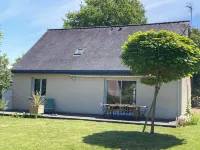 Vacation home on enclosed land 800 metres from the beach and shops Hôtels à : Mesquer
