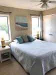 Newly renovated condo, indoor & outdoor pools, 3min walk from beach!