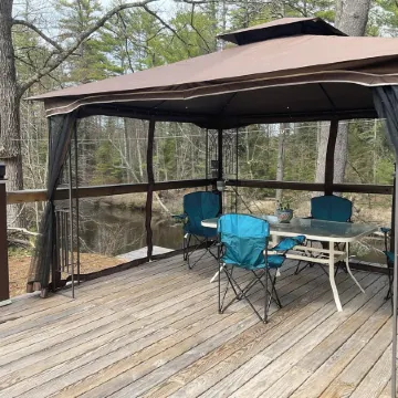Cozy countryside cottage located on Crooked river in Naples Maine.