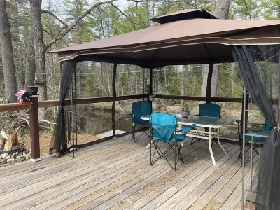 Cozy countryside cottage located on Crooked river in Naples Maine.