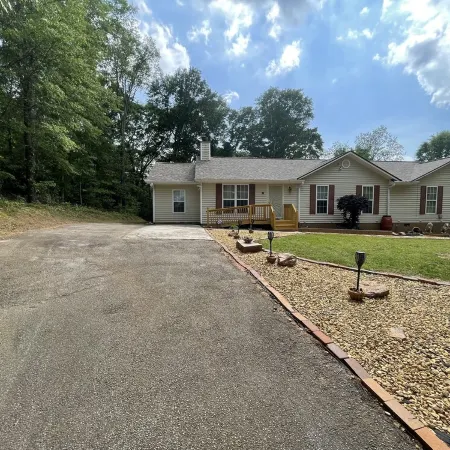 Delightful, 4BR 2.5BA ranch style near Parks, trails, shops, malls, Restaurants.