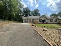 Delightful, 4BR 2.5BA ranch style near Parks, trails, shops, malls, Restaurants.