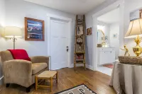 Large Suite/Private Bath/Private Entrance on Quiet Street Near Thomas Bay