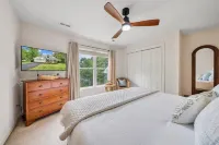 Lakefront LUXURY- Lg covered dock, HOT TUB, fire pit, kayaks + 2 game rms