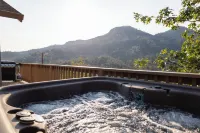 Shasta Lake Beautiful House w/ Hot Tub, BBQ, Ping Pong & Foosball Table Hotels in Bella Vista