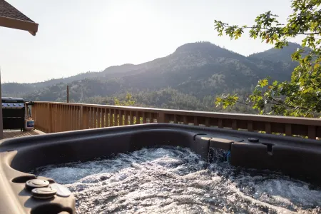 Shasta Lake Beautiful House w/ Hot Tub, BBQ, Ping Pong & Foosball Table