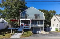 Beautiful Ocean Front House Hotel dekat Richard Sparrow House Inc
