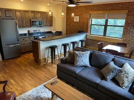 Main Street Retreats 103 Brand New Downtown Apt 103