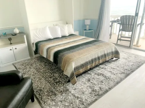 Oceanfront Studio Condo w/private balcony,  full kitchen, honeymoon delight