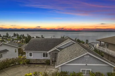 Camano - Sunset/Orcas/WaterView/PingPong/Grill/Movies/Games/Spacious/Retreat/Fun Hotels near Camano Plaza IGA