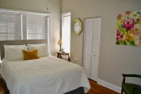 Cottage on Main - 355 Hotels in Forest City