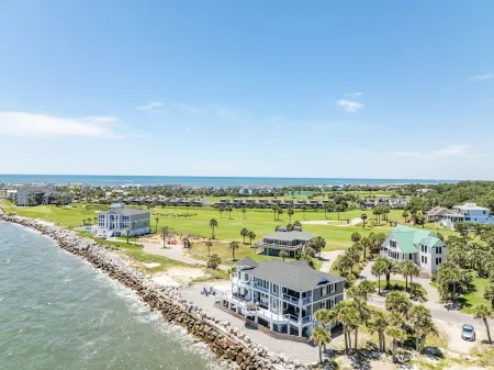 Luxe on the OCEAN w/ limo cart, firepit, paddle boards, pingpong, bikes, pets ok Отели в г. Фрипп Айленд