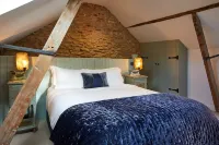 Dog-Friendly 17th-Century Cottage with Private Hot Tub in Yorkshire