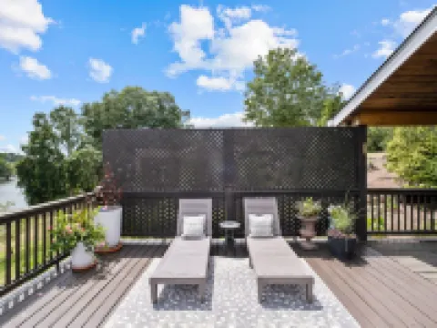 Designer Lake Front Retreat in Quiet Cove on Lake Wylie: King Beds & Bunk Room! スティール・クリークのホテル