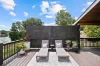 Designer Lake Front Retreat in Quiet Cove on Lake Wylie: King Beds & Bunk Room! 리버게이트 주변 호텔