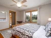 Manor on the River,  5,000 SQFT, Hot Tub & Kayaks Hotels in Champlin