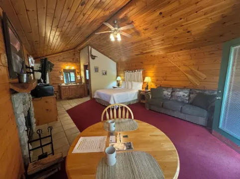 Morning Star ROMANTIC Log Cabin in the woods. Hot Tub & Wood Burning Fire Place.