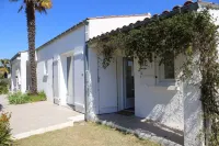 Quiet house in greenery 700m from the sea