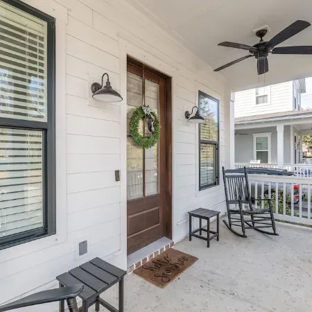 Luxury Home in Old Town Bluffton + FREE Golf Cart. Sleeps 8 - Downtown location