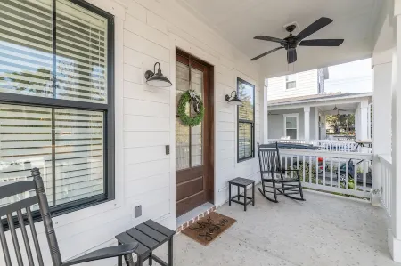 Luxury Home in Old Town Bluffton + FREE Golf Cart. Sleeps 8 - Downtown location
