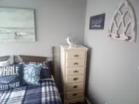 Relaxing fishing and hunting getaway 1 bock from the water