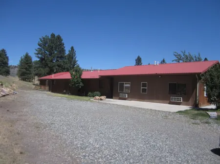 Room 3 at Wolf Creek Lodge, Montana