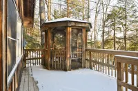 Chic Cabin with Fireplace at Stratton Mountain