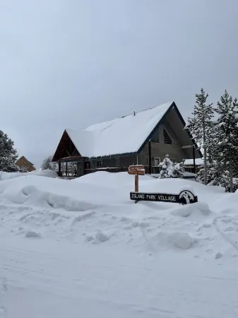 Moose Mountain Lodge Отели рядом с достопримечательностью «Pinecone Playhouse at Mack's Inn Resort»