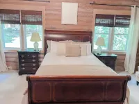 Serene Log Cabin Haven: Experience Rustic Charm in Cary- families welcome! Hotels in der Nähe von Lenovo Building 8