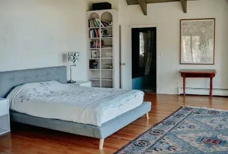 House for a crowd...with a dock Отели в г. Дамарискотта